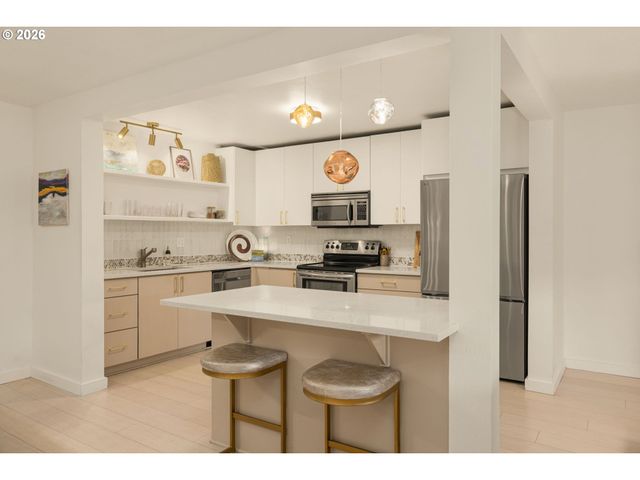 200 BURNHAM Rd 402, Lake Oswego, OR 97034