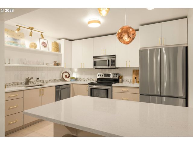 200 BURNHAM Rd 402, Lake Oswego, OR 97034