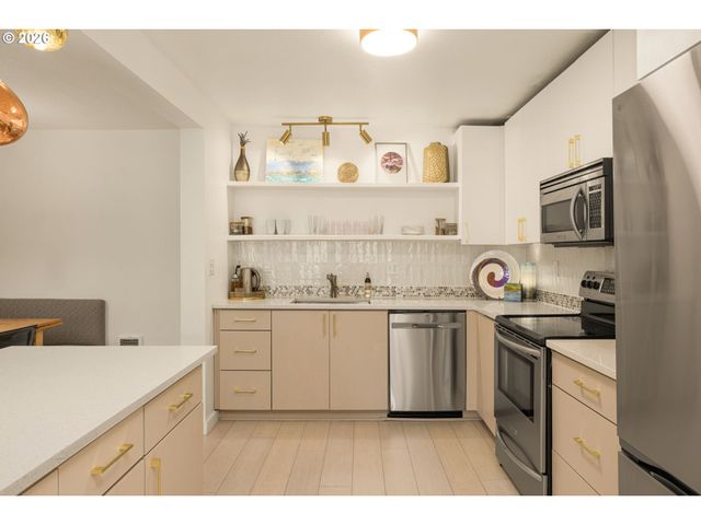 200 BURNHAM Rd 402, Lake Oswego, OR 97034