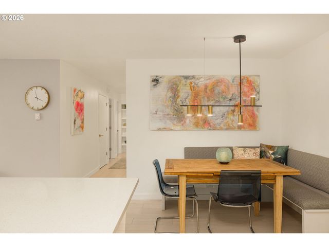 200 BURNHAM Rd 402, Lake Oswego, OR 97034