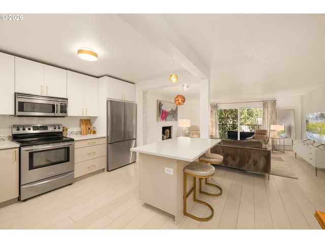 200 BURNHAM Rd 402, Lake Oswego, OR 97034