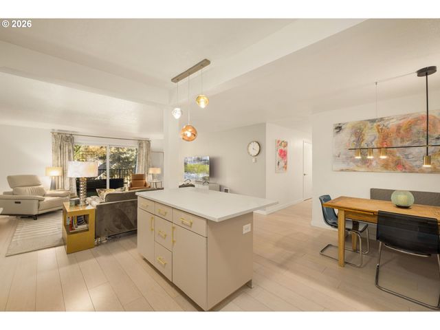 200 BURNHAM Rd 402, Lake Oswego, OR 97034