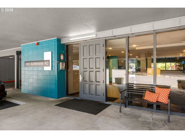 200 BURNHAM Rd 402, Lake Oswego, OR 97034