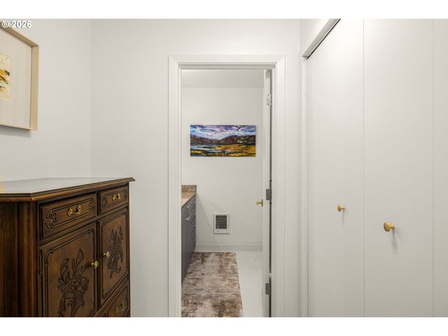 200 BURNHAM Rd 402, Lake Oswego, OR 97034