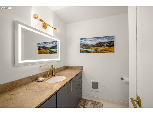 200 BURNHAM Rd 402, Lake Oswego, OR 97034