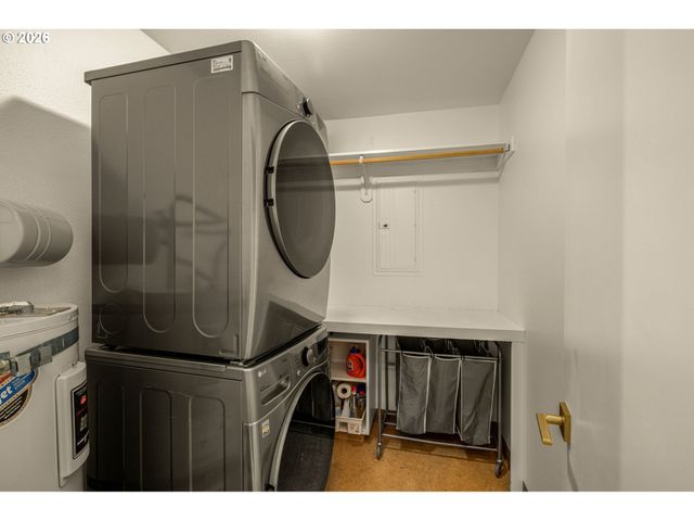 200 BURNHAM Rd 402, Lake Oswego, OR 97034