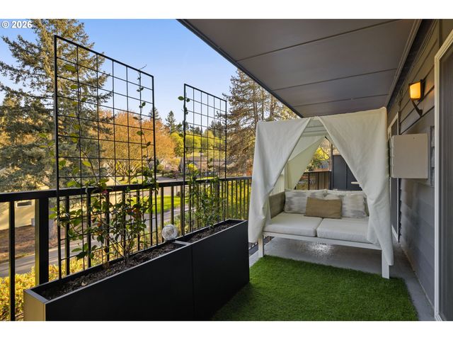 200 BURNHAM Rd 402, Lake Oswego, OR 97034