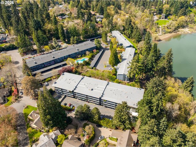 200 BURNHAM Rd 402, Lake Oswego, OR 97034