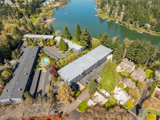 200 BURNHAM Rd 402, Lake Oswego, OR 97034