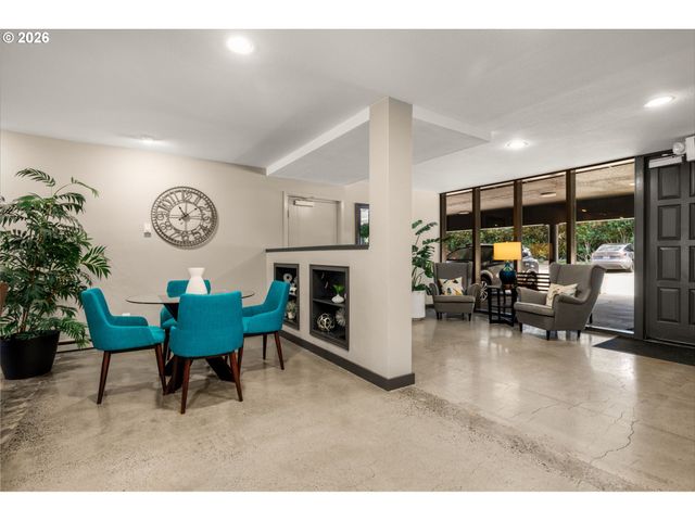 200 BURNHAM Rd 402, Lake Oswego, OR 97034