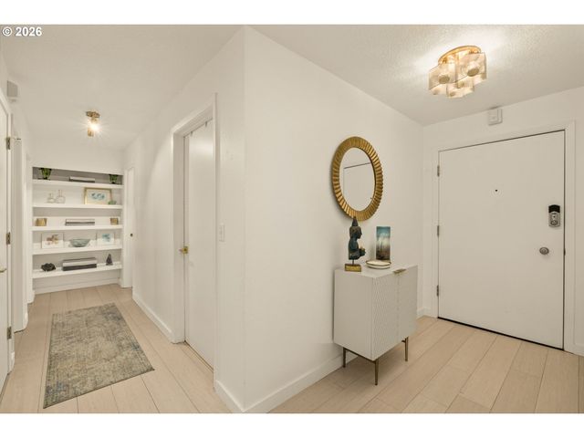 200 BURNHAM Rd 402, Lake Oswego, OR 97034