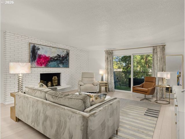 200 BURNHAM Rd 402, Lake Oswego, OR 97034