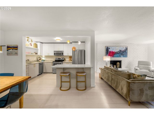 200 BURNHAM Rd 402, Lake Oswego, OR 97034