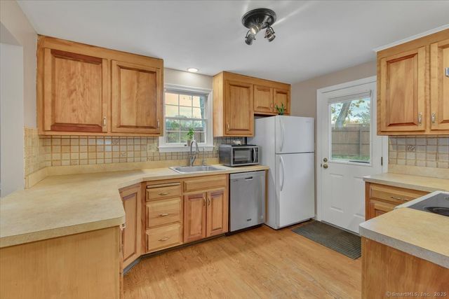 102 Wetherell Street APT 16, Manchester, CT 06040