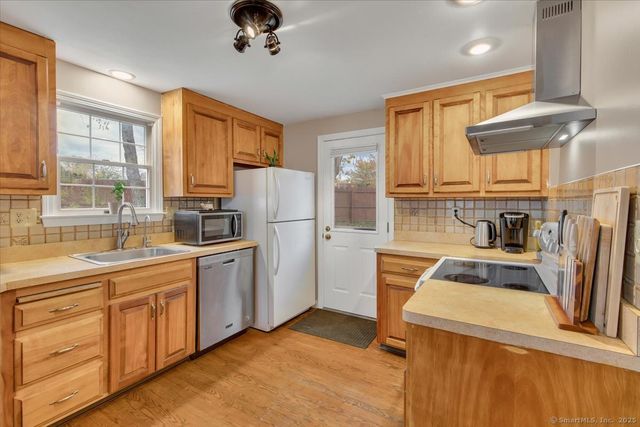 102 Wetherell Street APT 16, Manchester, CT 06040