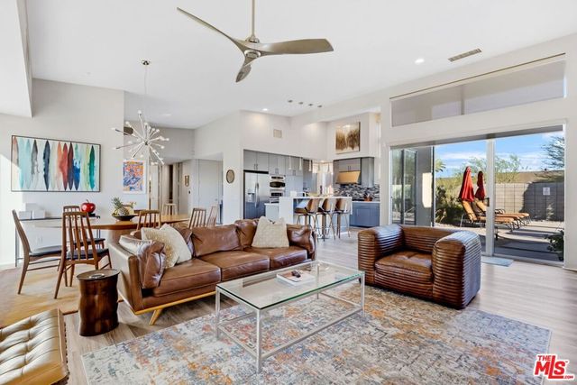 1090 Azure Court, Palm Springs, CA 92262