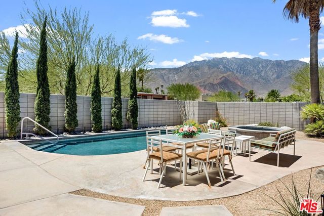 1090 Azure Court, Palm Springs, CA 92262