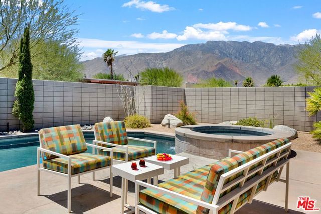 1090 Azure Court, Palm Springs, CA 92262