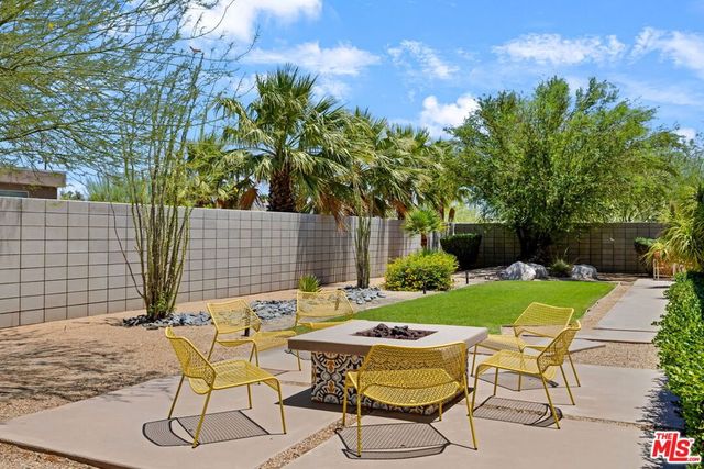 1090 Azure Court, Palm Springs, CA 92262