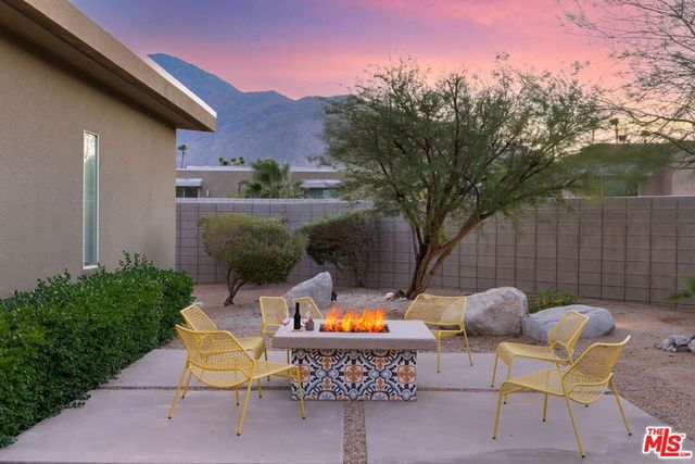 1090 Azure Court, Palm Springs, CA 92262