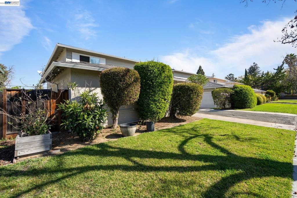 Image 2 of property listing at 19423 19425 Greenwood Dr, Cupertino, CA 95014
