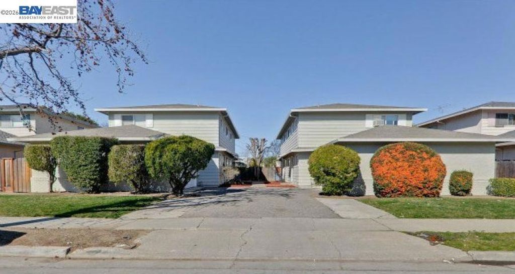 Image 3 of property listing at 19423 19425 Greenwood Dr, Cupertino, CA 95014