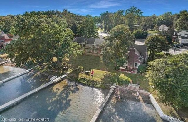 5375 Cooley Lake Road 2, Waterford, MI 48327