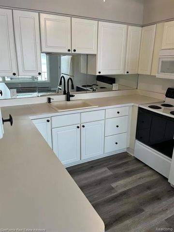 5375 Cooley Lake Road 2, Waterford, MI 48327