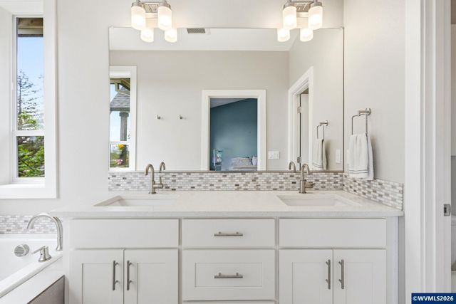 1372 Overview St NW, Salem, OR 97304