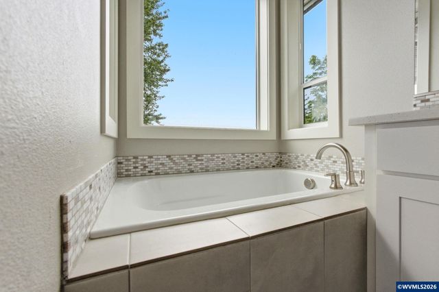 1372 Overview St NW, Salem, OR 97304