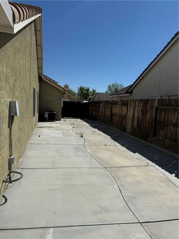 Image 16 of property listing at 43527 Grange, Lancaster, CA 93535
