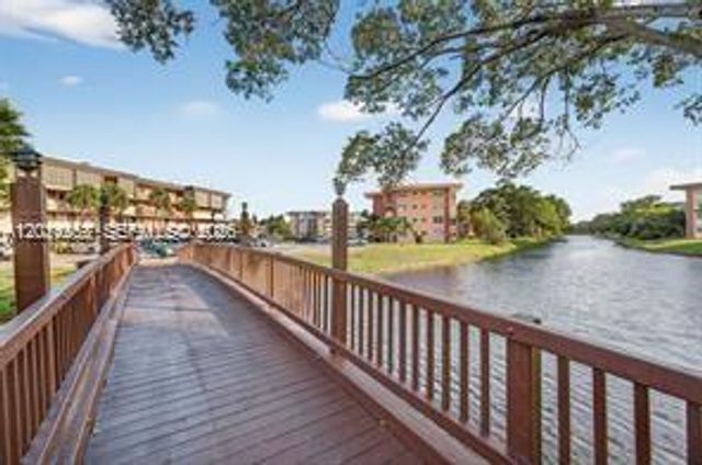 2800 NW 47th Terrace 303B, Lauderdale Lakes, FL 33313
