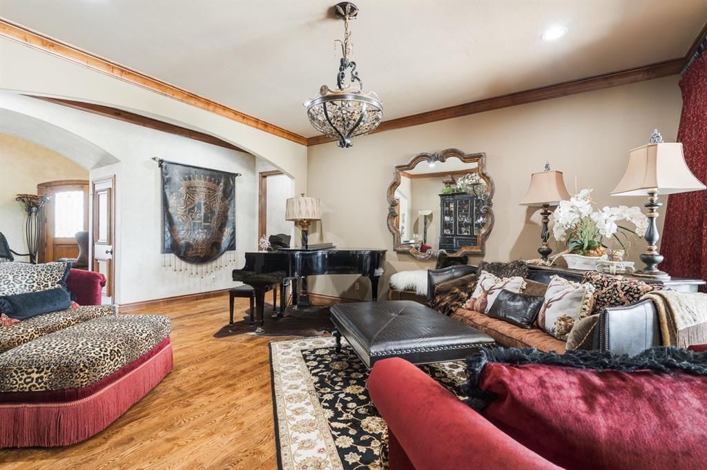 Image 19 of property listing at 400 Oak Summit Road, Edmond, OK 73025