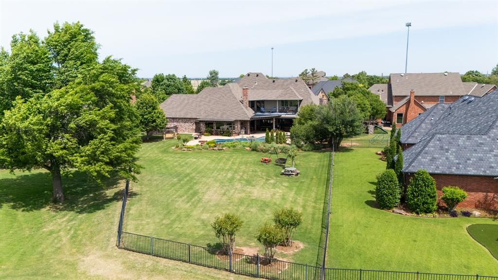 Image 5 of property listing at 400 Oak Summit Road, Edmond, OK 73025