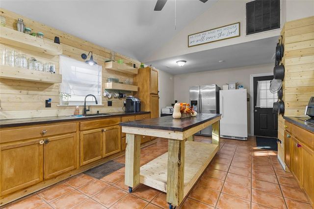 14 Louis Voan Road, Huntsville, TX 77320