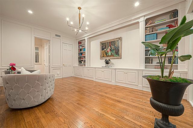 983 S Post Oak Lane, Houston, TX 77056