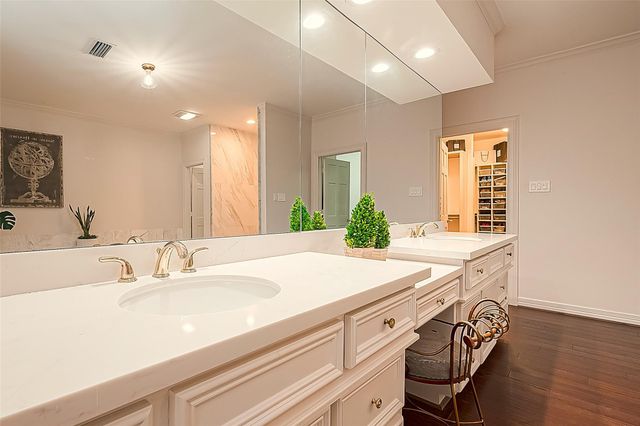 983 S Post Oak Lane, Houston, TX 77056