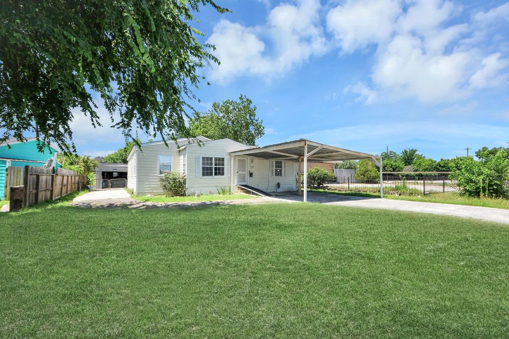 205 W Bird Road, Pasadena, TX 77502