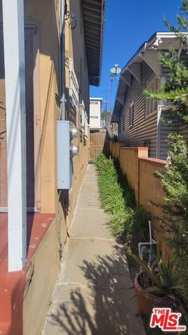 3530 W 27th Street, Los Angeles, CA 90018