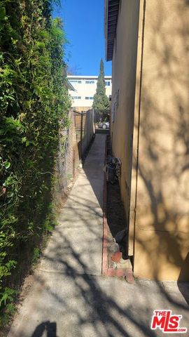 3530 W 27th Street, Los Angeles, CA 90018