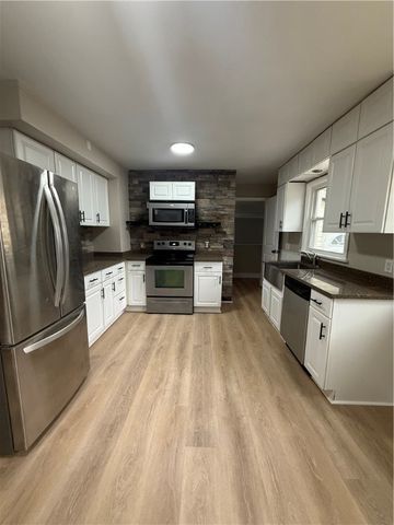 4450 Morefield Rd, Hermitage, PA 16148