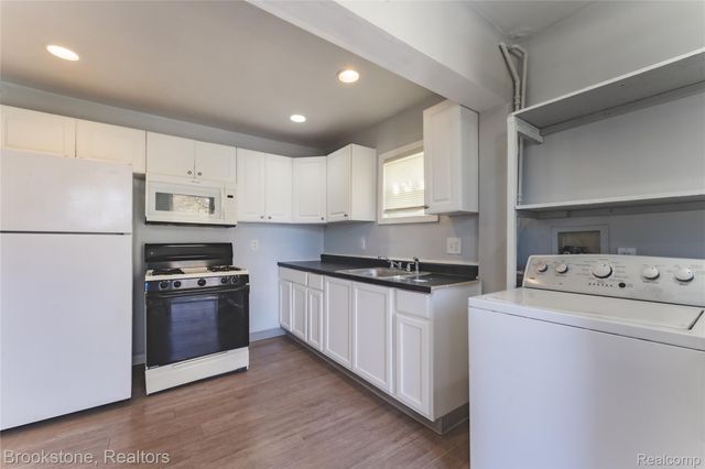 524 Luther Avenue, Pontiac, MI 48341