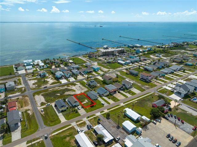 912 S Live Oak St, Rockport, TX 78382