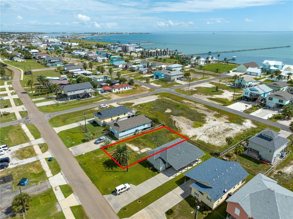 912 S Live Oak St, Rockport, TX 78382 — photo 2