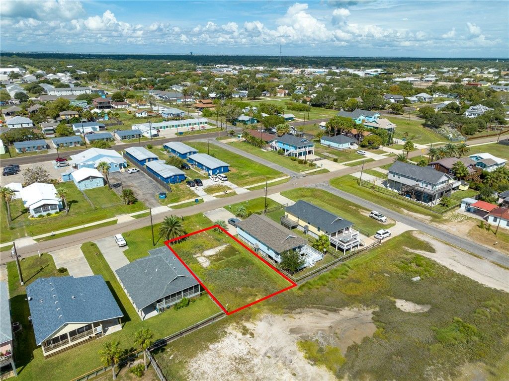 912 S Live Oak St, Rockport, TX 78382 — photo 3