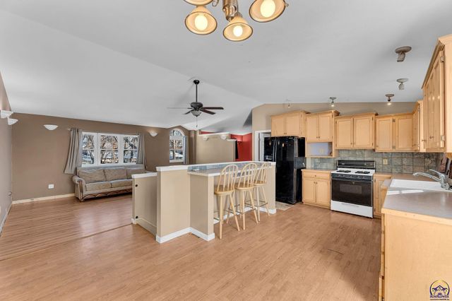 5813 SE Cross ST, Topeka, KS 66619