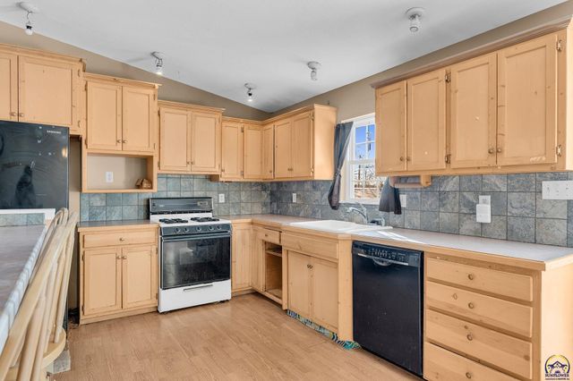 5813 SE Cross ST, Topeka, KS 66619