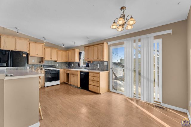 5813 SE Cross ST, Topeka, KS 66619