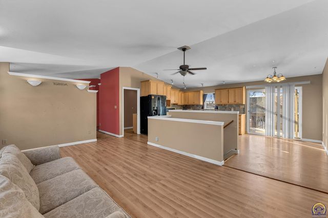 5813 SE Cross ST, Topeka, KS 66619