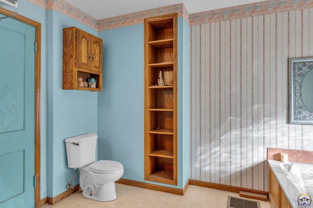 5813 SE Cross ST, Topeka, KS 66619